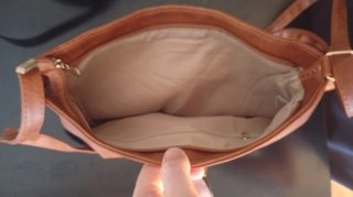 Bolso Marrón con Textura de piel.