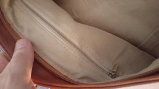 Bolso Marrón con Textura de piel.
