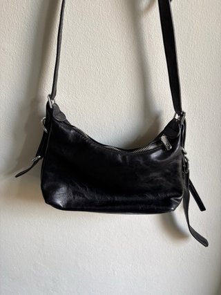 Bolso Negro  con Logo Metálico