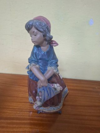 Figura Lladró Portando Flores