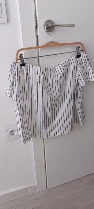 Camiseta de rayas hombros descubiertos