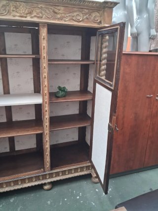 Vitrina Antigua Madera Tallada piezas Única