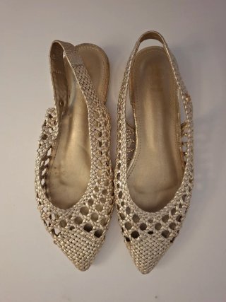 Sandalias doradas tejidas