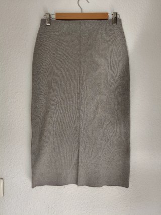 Falda midi gris, cintura elástica
