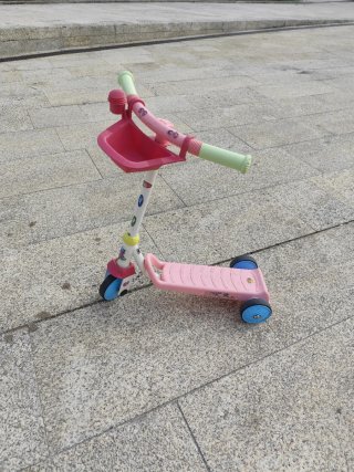 Patinete infantil rosa con cesta