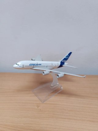 Avión Airbus A380 a escala