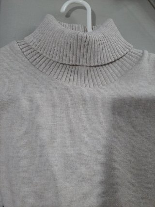 Jersey Mango cuello alto sin mangas beige