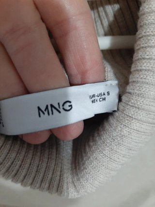 Jersey Mango cuello alto sin mangas beige