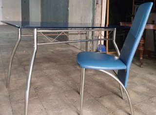 Scrivania in vetro blu e metallo