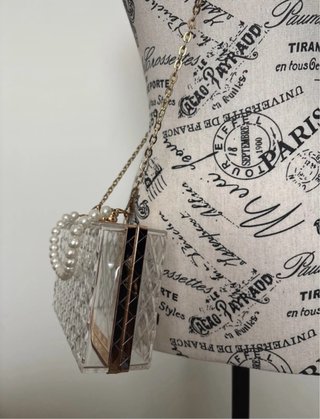 Bolso de fiesta transparente con perlas