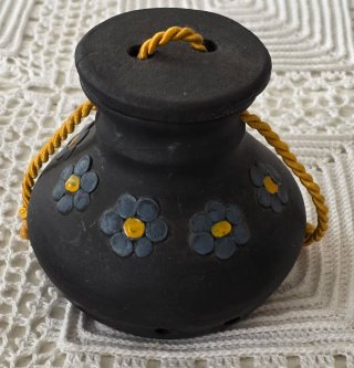 Jarrón de cerámica negro con flores