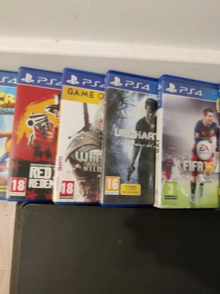 PS4 (PlayStation 4) Negra + 8 Juegos