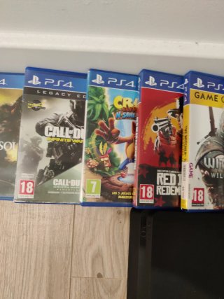 PS4 (PlayStation 4) Negra + 8 Juegos
