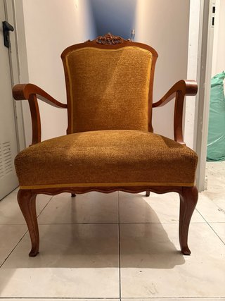 Pareja de sillones de madera con reposabrazos.