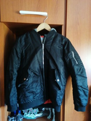 Chaqueta bomber negra con capucha