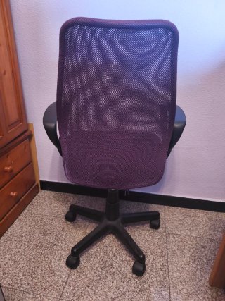 Silla de escritorio giratoria púrpura y negra