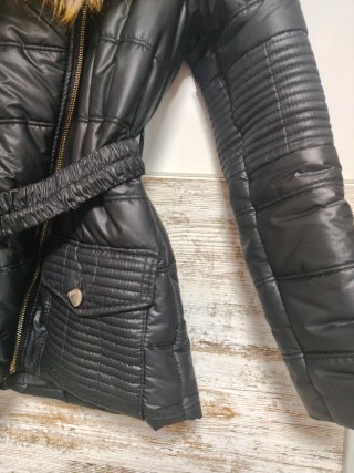 Abrigo negro con cuello de pelo