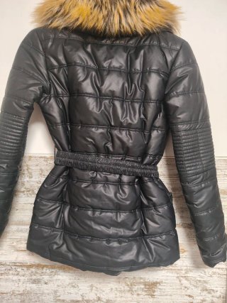 Abrigo negro con cuello de pelo