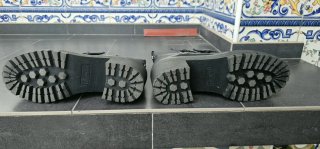 Botines negros tachuelas hebillas