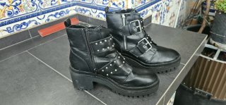 Botines negros tachuelas hebillas
