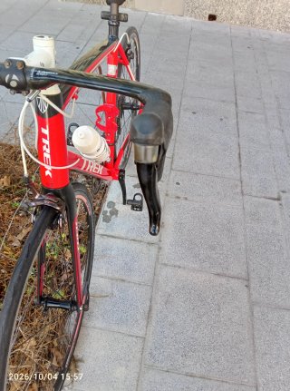 Bicicleta de carretera Trek roja