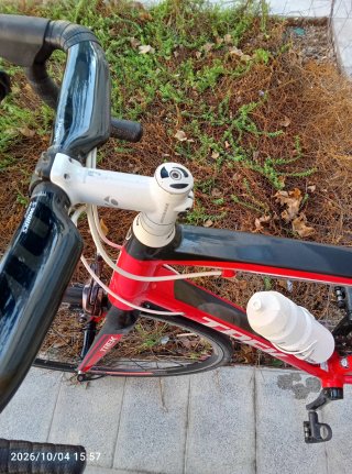 Bicicleta de carretera Trek roja