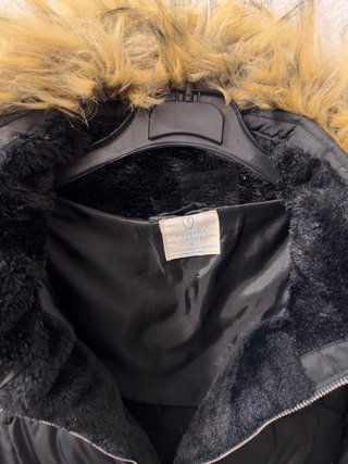 Abrigo de Invierno Negro con Capucha