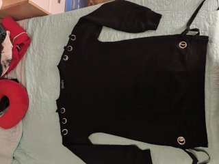 Jersey negro con ojales y cordones