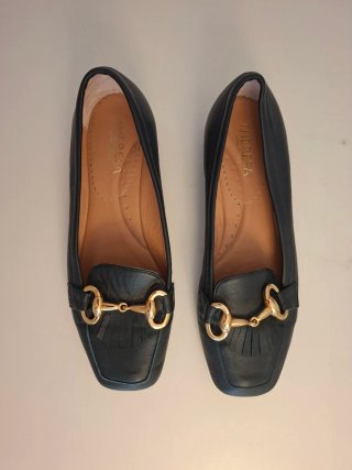 Francesitas negras con hebilla dorada