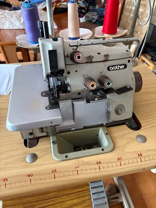 Máquina Overlock Brother 3 hilos