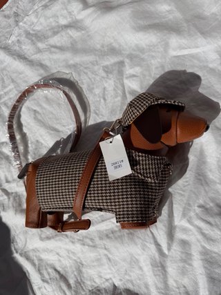Bolso con forma de perro y gorro