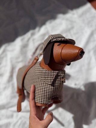 Bolso con forma de perro y gorro