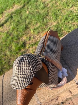 Bolso con forma de perro y gorro