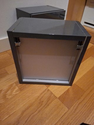 Armarios colgantes de baño de madera lacados gris.