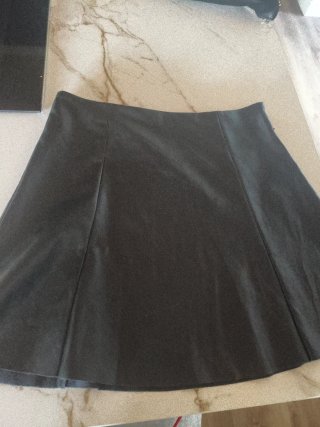 Falda de cuero negra