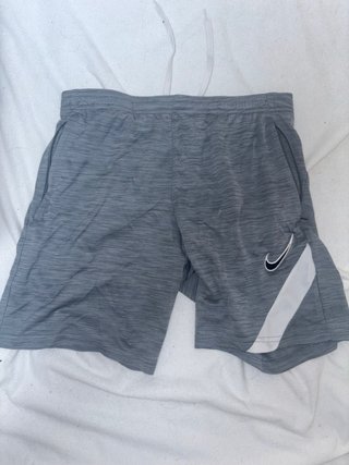 Pantalón corto Nike gris
