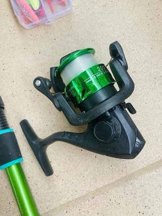 Caña de pescar 1.80m + carrete y señuelos
