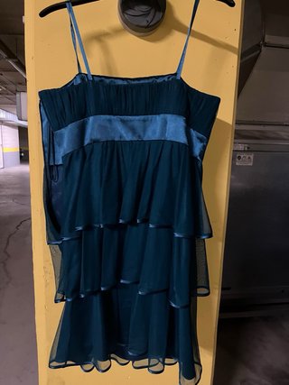 Vestido verde botella con chal