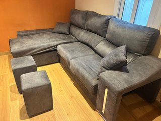 Sofá chaise longue gris seminuevo con 2 puff