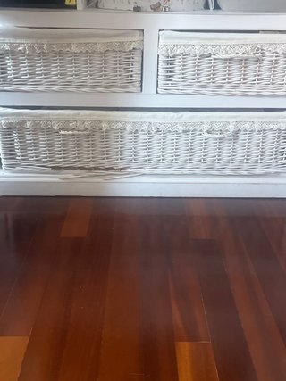 Armario blanco con cestas de mimbre