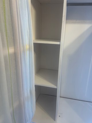 Armario blanco con cestas de mimbre