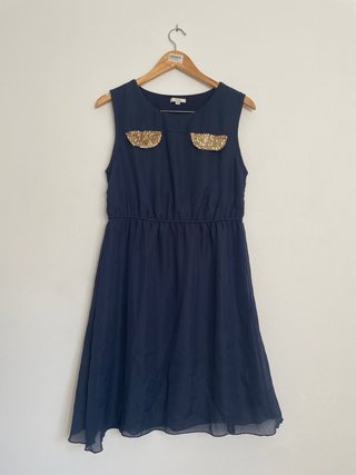 Vestido fluido azul con detalles de lentejuelas
