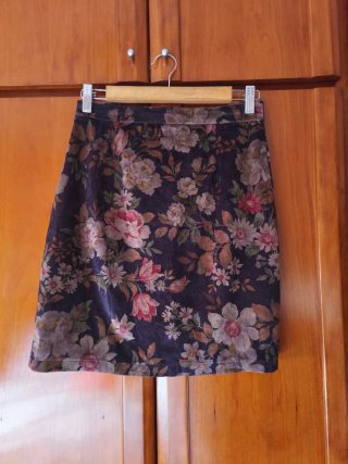 Falda corta vintage con estampado floral tapicería