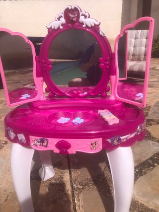 Tocador infantil rosa con espejo y taburete