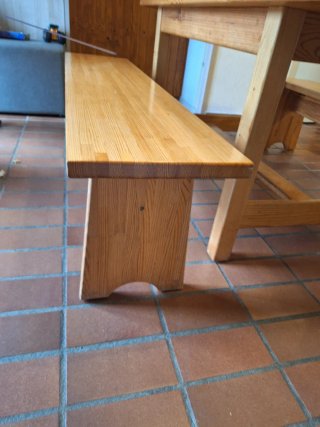 Mesa y bancos de madera