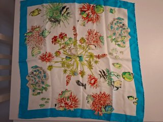 Pañuelo sedoso con estampado marino
