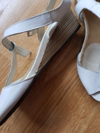 Sandalias blancas de cuña