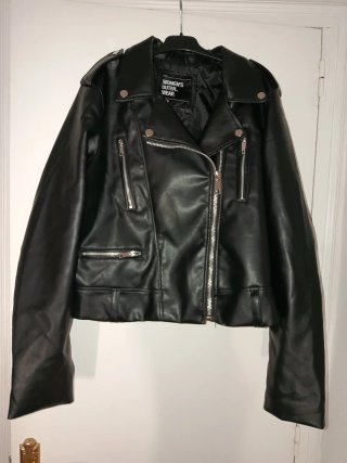Chaqueta estilo motera negra