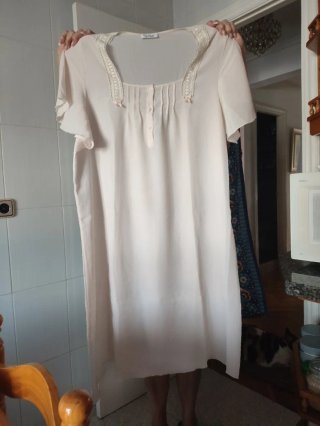Camisón Beige con Detalles de Encaje