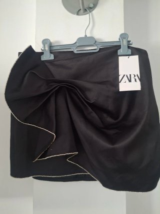 Falda Negra Zara con Detalle de Pedrería